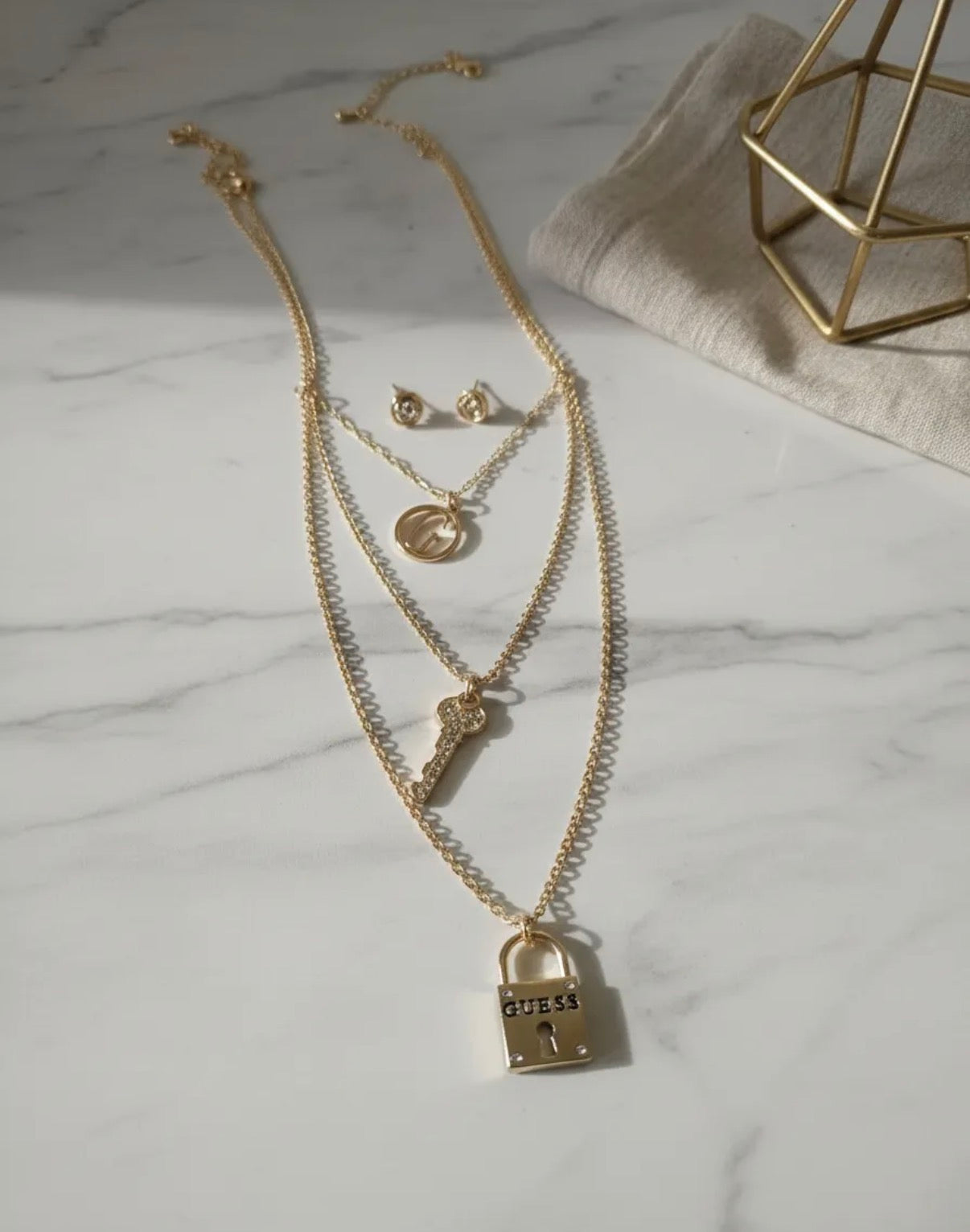 Collar candado con llave y letra Guess
