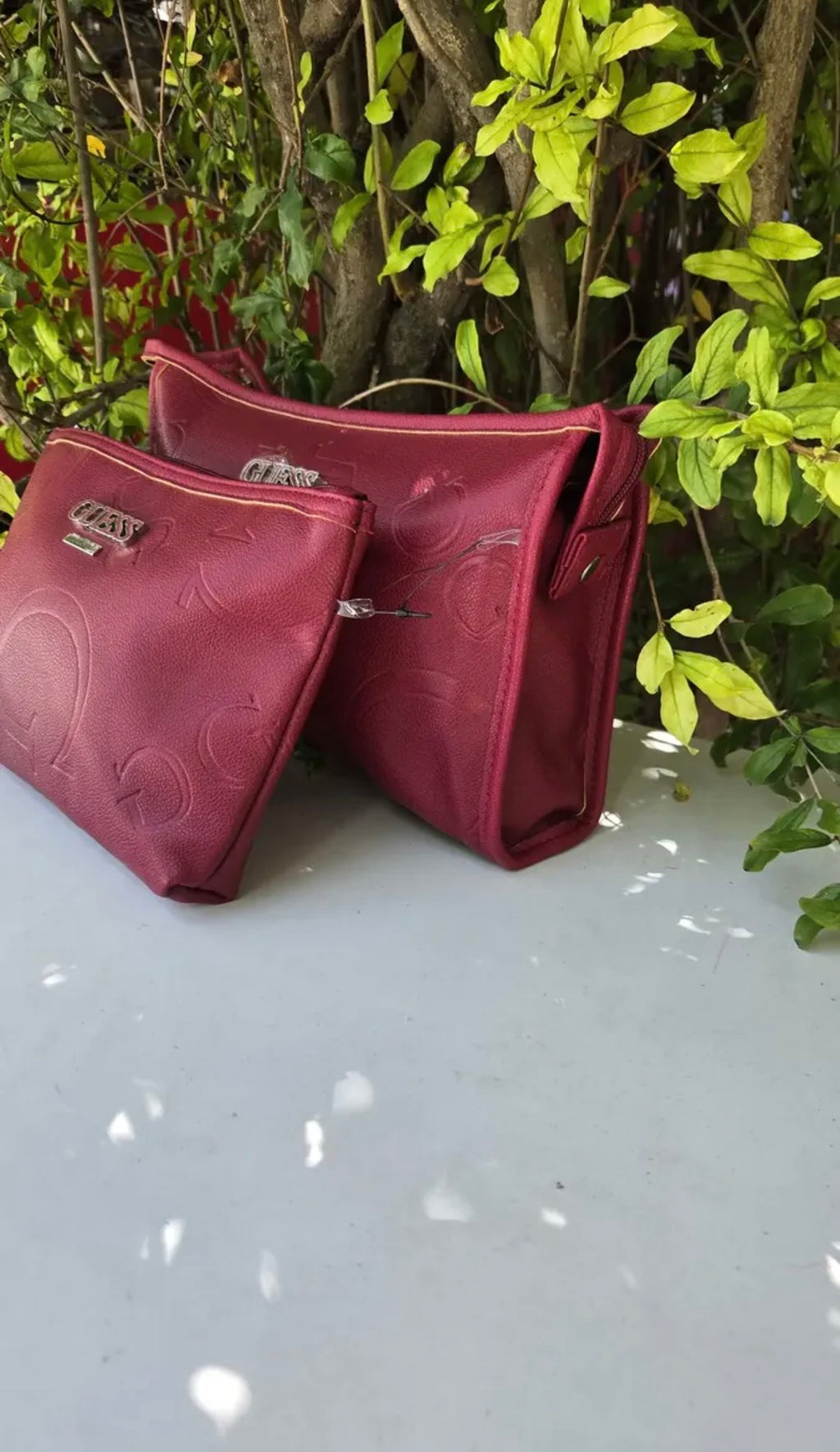 Set 2 pzas Guess Rojo Cosmetiqueras