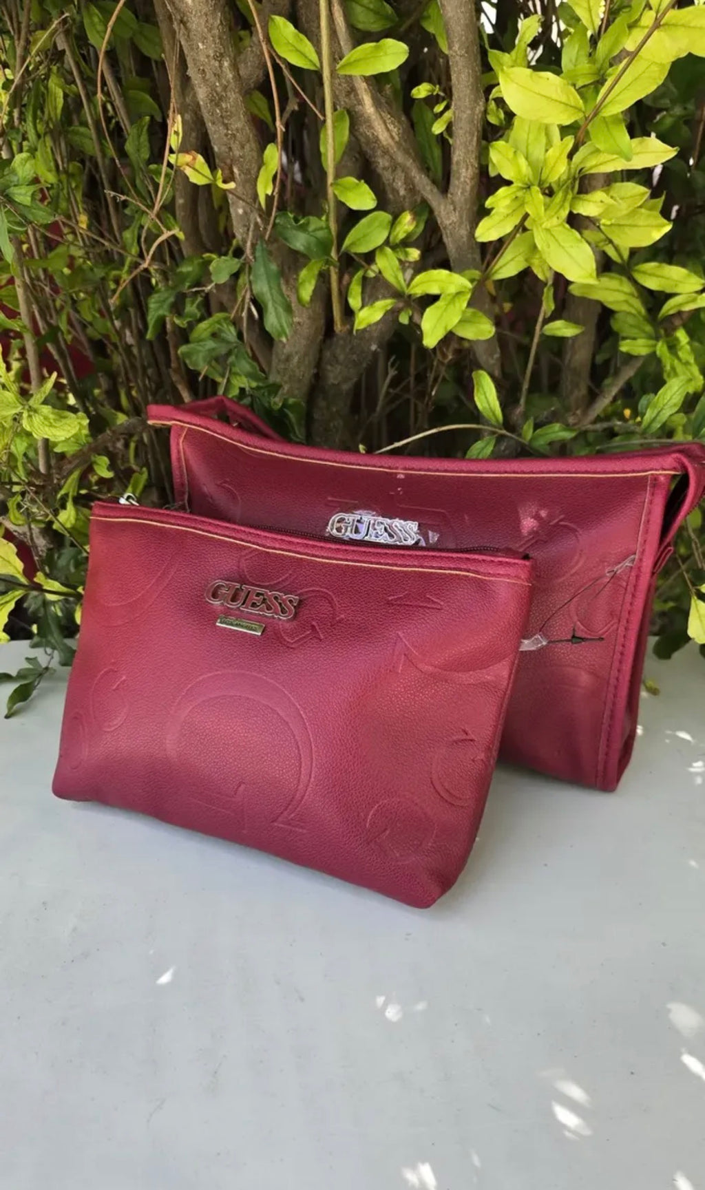 Set 2 pzas Guess Rojo Cosmetiqueras
