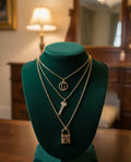 Collar candado con llave y letra Guess