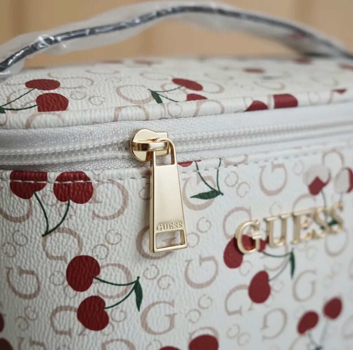 Guess Cerezas Cosmetiquera